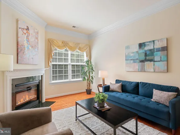 7880 Rolling Woods Ct APT 408, Springfield, VA 22152