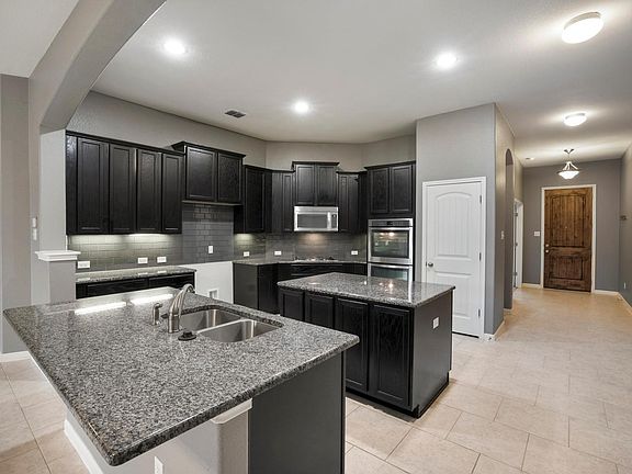 Refridgerator/washer/dryer connections available.