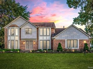 27646 S Bridle Hills Dr, Farmington Hills, MI 48336