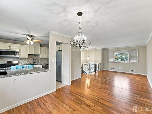 4th image of 381 William St