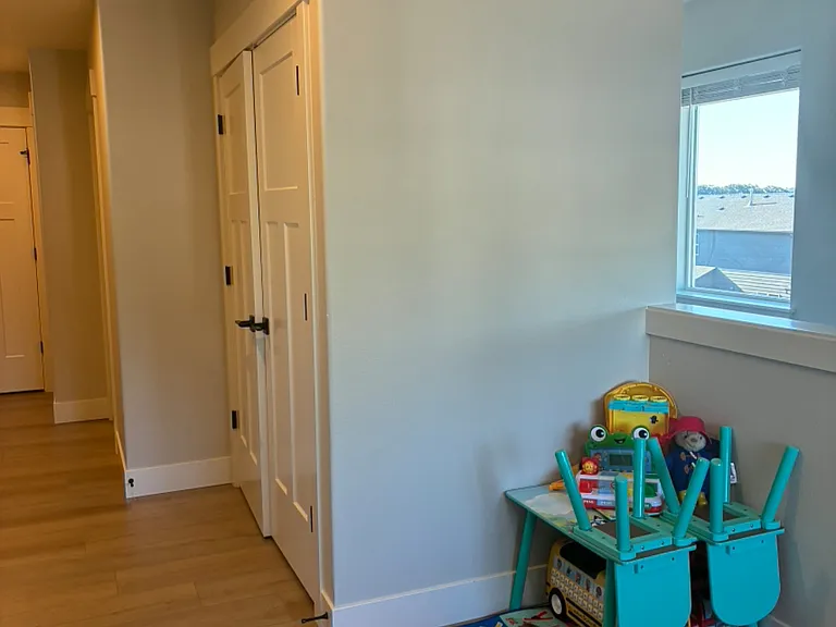 530 NW Crater Lake Dr — Photo 5