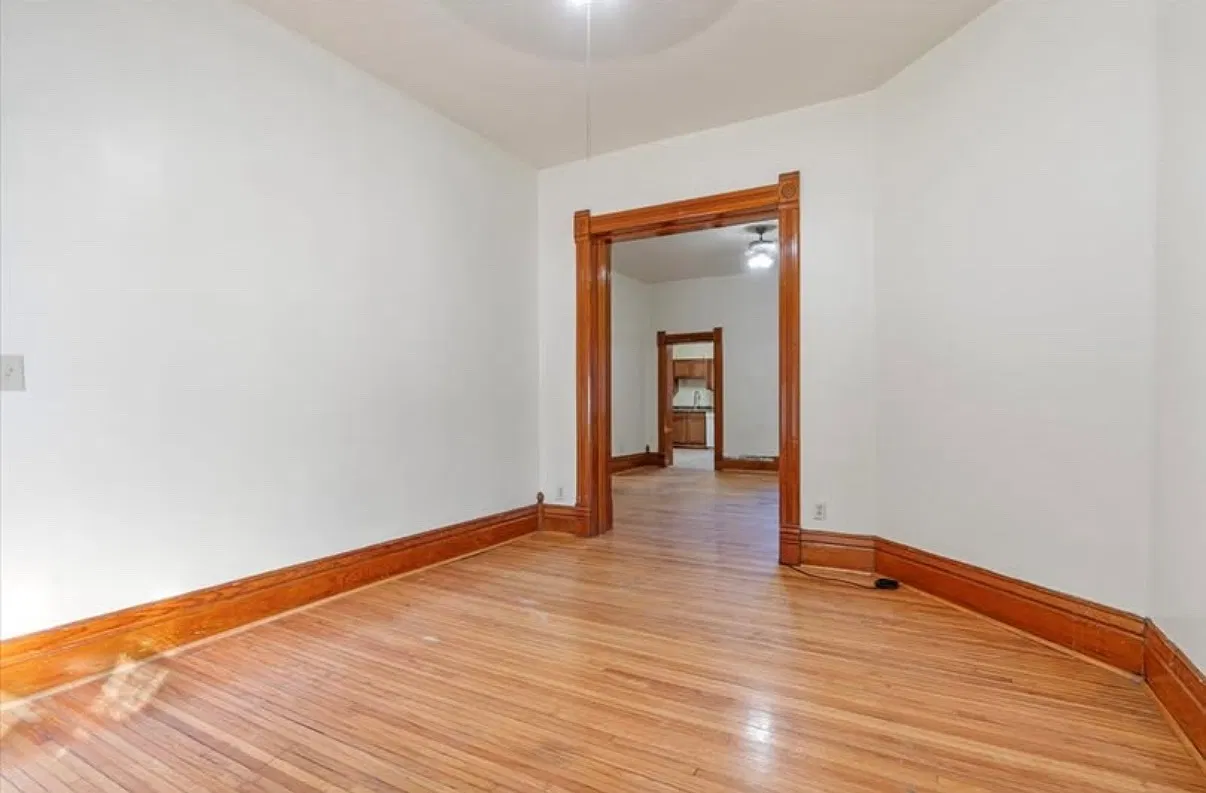 3 bed, $1,050 — Photo 3