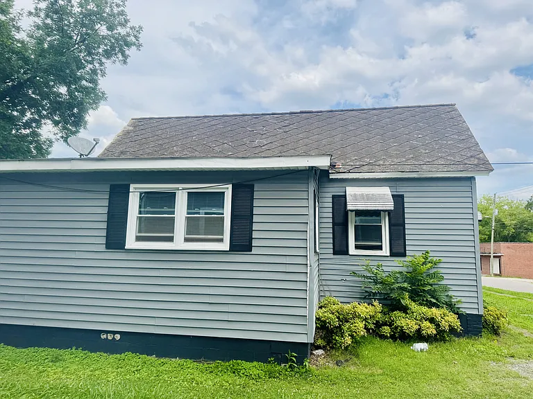8 Lakefront Ave — Photo 2