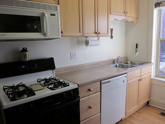 2nd image of 1421 W Cornelia Ave #1