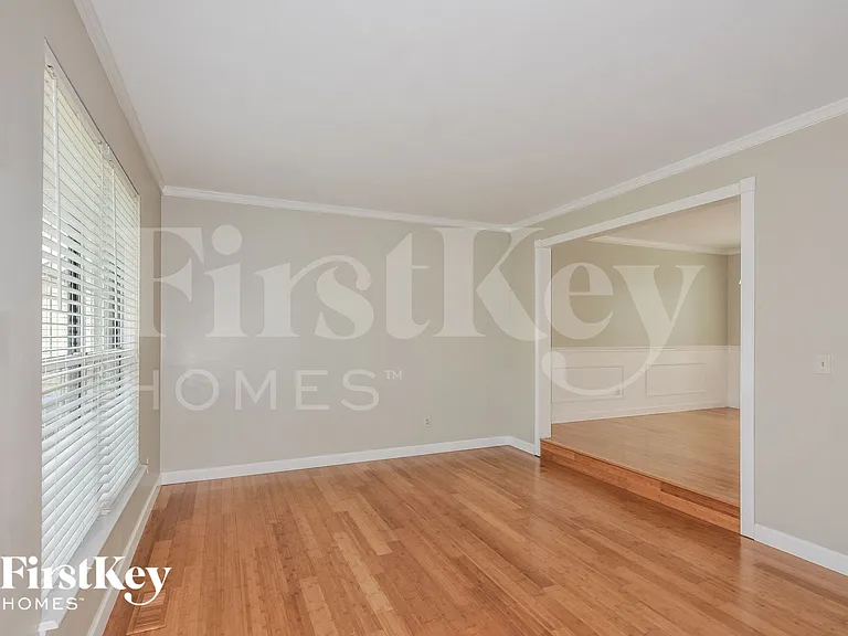 124 Royallsprings Pkwy — Photo 3
