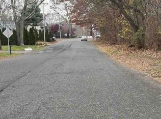 96 Dawn Dr, Shirley, NY 11967