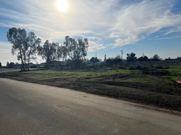1978 W Northgrand Avenue NW, Porterville, CA 93257