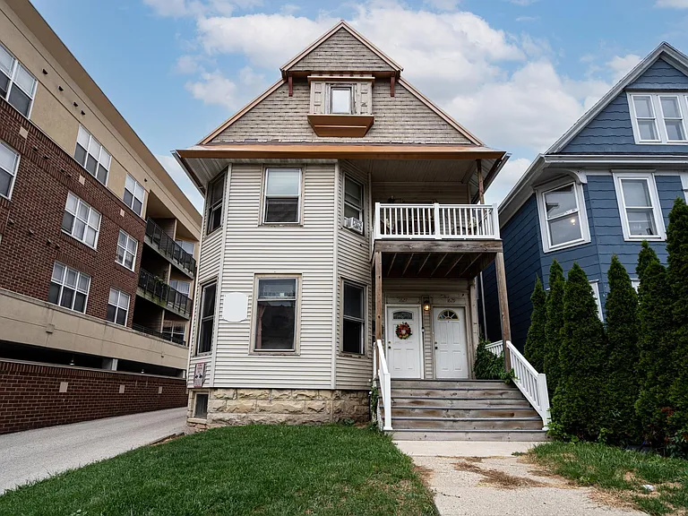 1627 N Farwell Ave #A — Photo 1