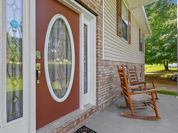 2nd image of 1717 Meadow Ridge Cir