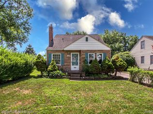 445 Lakeside Dr, Waterford, MI 48328