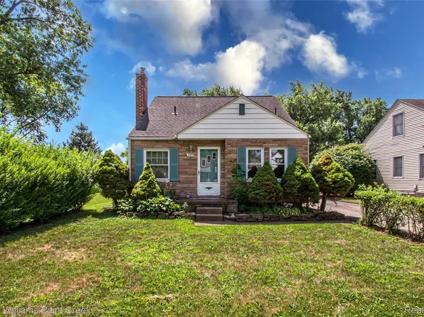 445 Lakeside Dr, Waterford, MI 48328