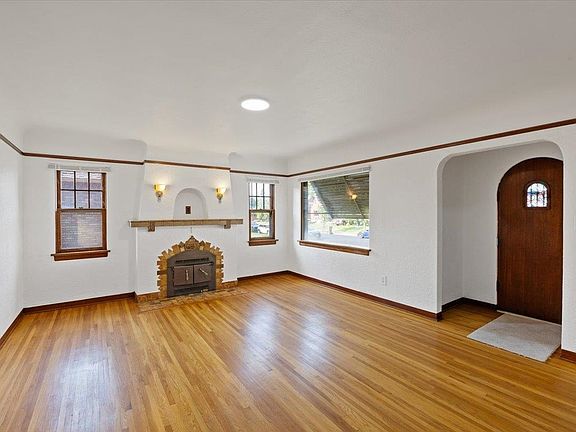 4th image of 2624 N Normandie St