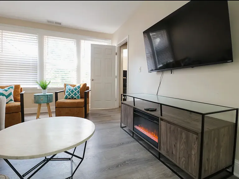 516 N Broadway #202 — Photo 2
