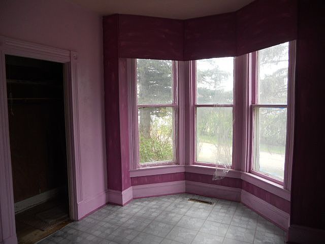 2nd image of 302 1st Ave NE