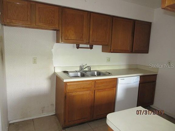 4th image of 1545 E Bay St