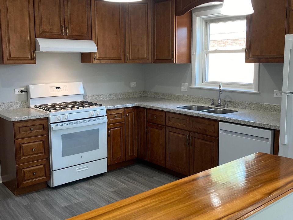 Eat in Kitchen, light and bright