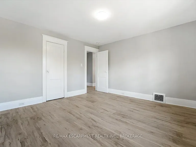 3 Carleton St S #MAIN — Photo 21