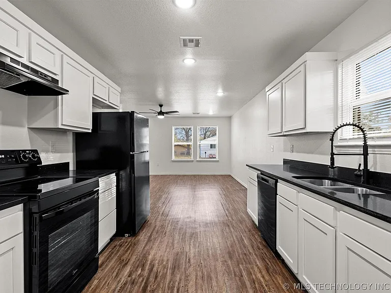 407 E Jones St — Photo 6
