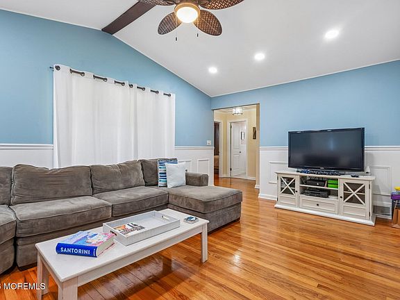 4th image of 803 Trenton Avenue