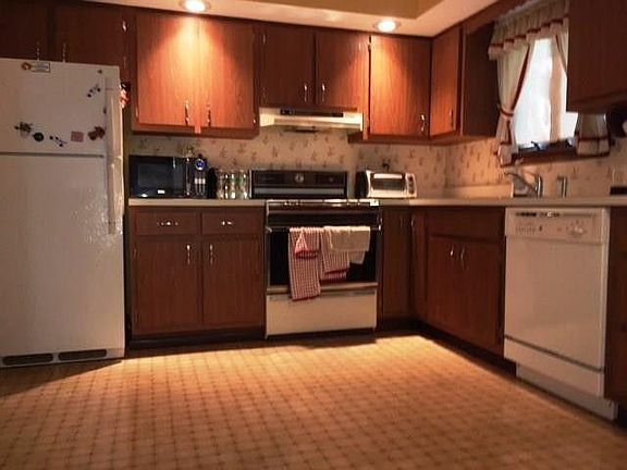 Spacious kitchen with eat in dinning