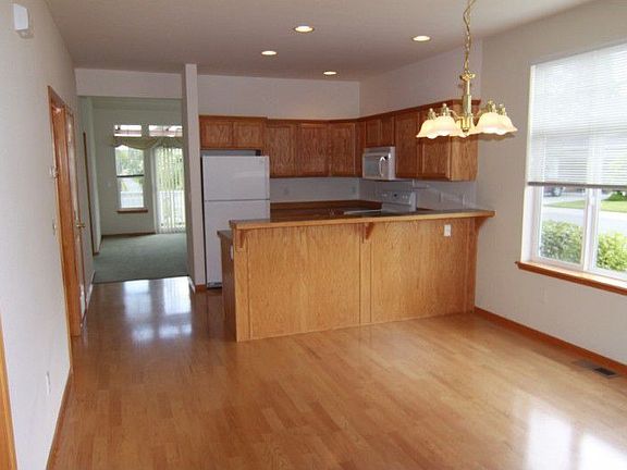 Kitchen with eating bar, beautiful appliances, built in microwave, high ceilings and great cabinet w