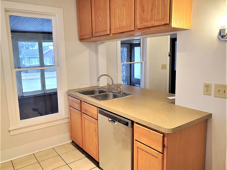 102 E Washington St — Photo 6