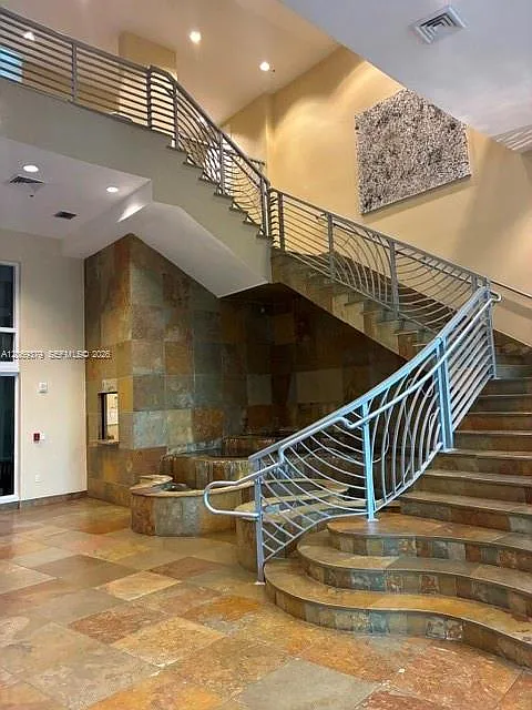 Duo Comdominium East — Photo 4