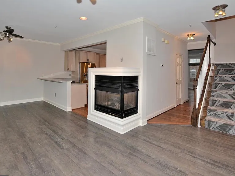 103 Washington Square Ct — Photo 15