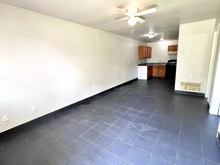 304 S B St — Photo 4
