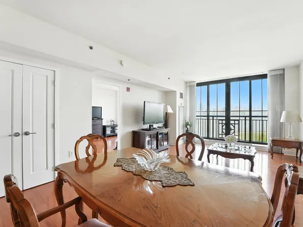 1025 Maxwell Lane image 9 of 33