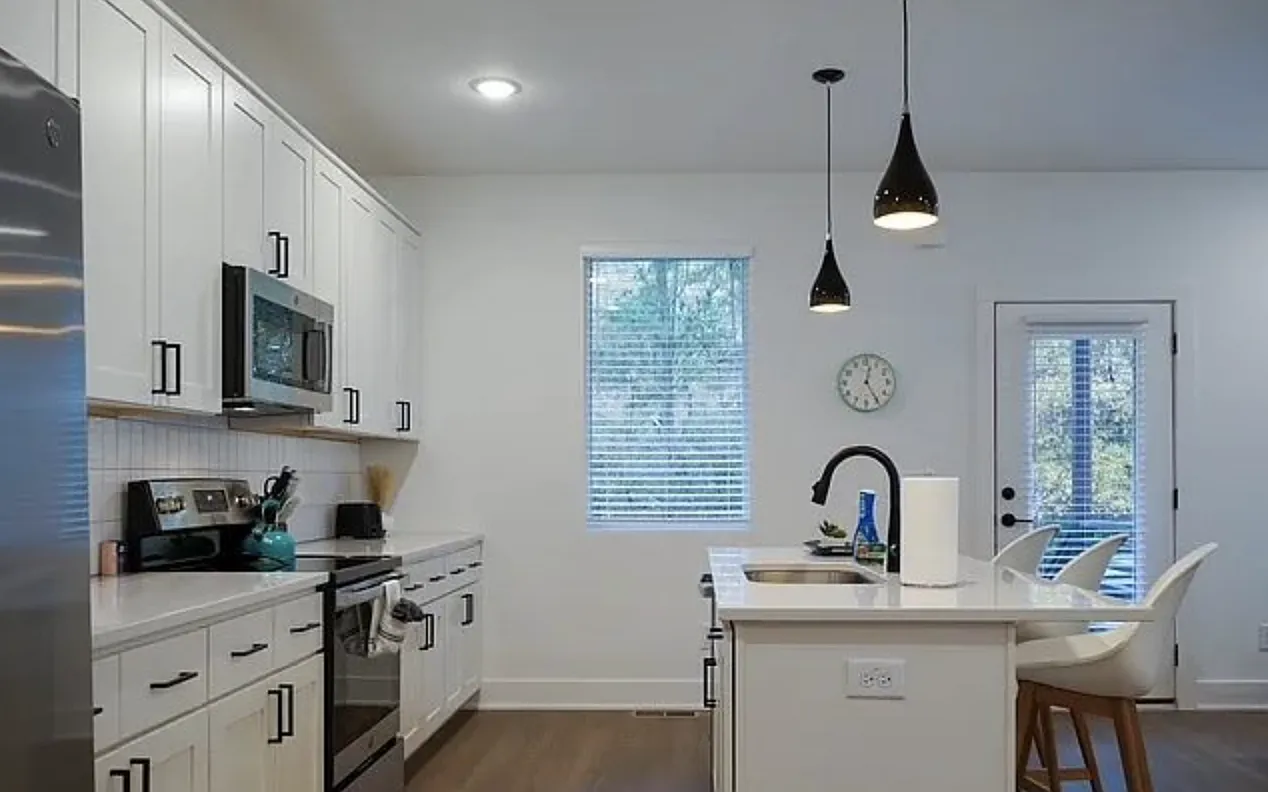 3 bed, 3.5 bath, 1550 sqft, $2,300 — Photo 4
