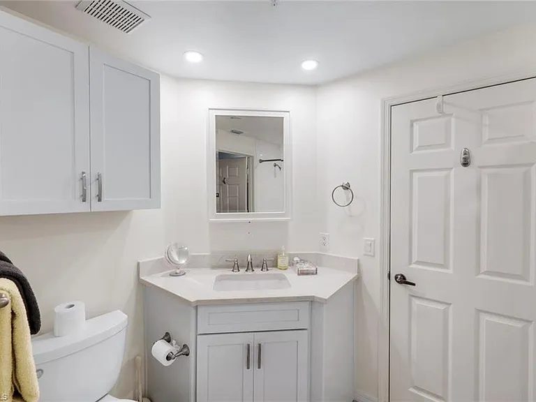 400 L Ambiance Cir #104 — Photo 18