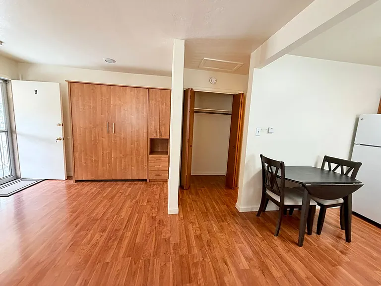 544 Roberts St — Photo 3