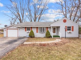 32 S Heather Dr, Crystal Lake, IL 60014