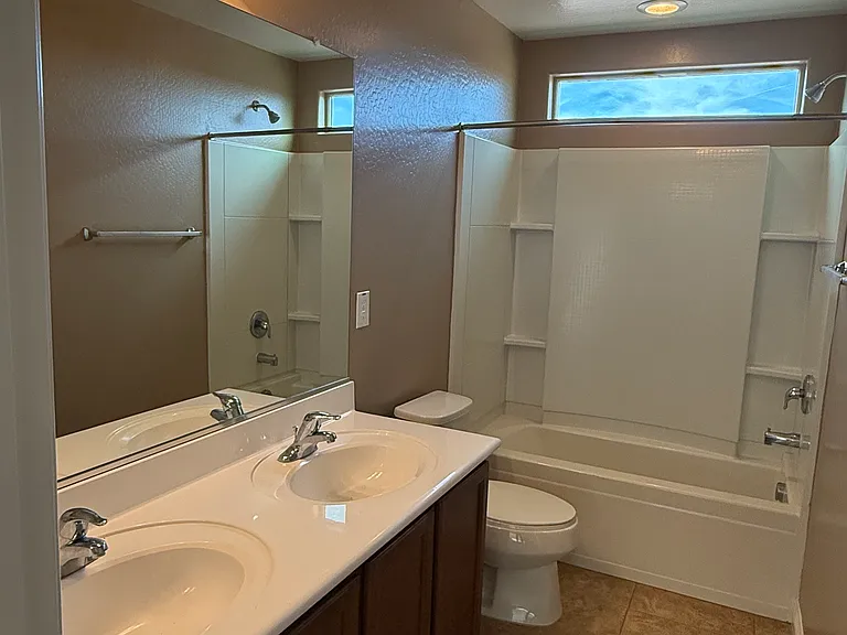 Jack & Jill bath between bedrooms #3 & #4