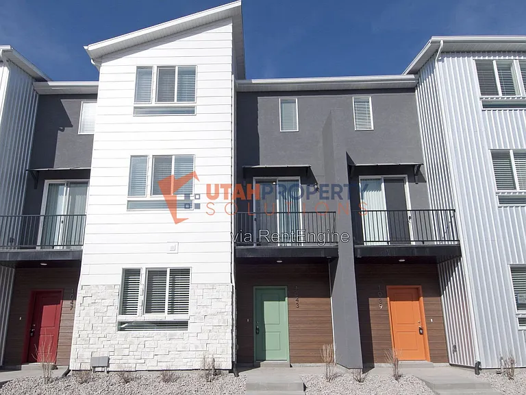 1043 W 400 S — Photo 2
