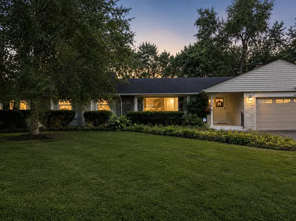 16 Falkirk Rd, Hawthorn Woods, IL 60047
