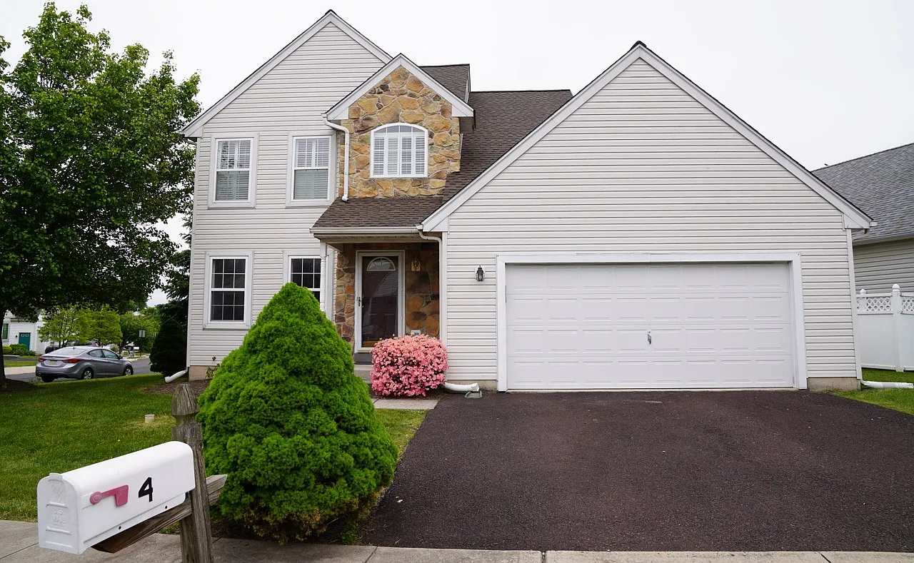 3 bed, 2.5 bath, 1802 sqft, $3,100 — Photo 3