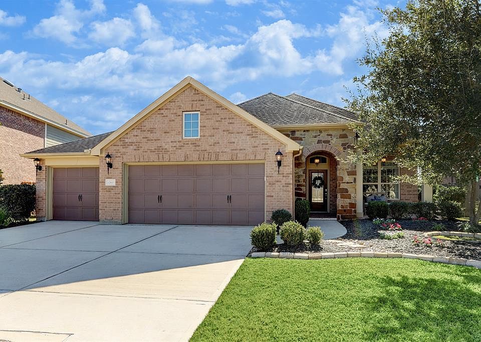 Welcome home to 12615 Spellbrook Point! Located on a waterfront lot in the Villages of Northpointe with excellent schools, this 1 and a half story home has everything you need and more!
