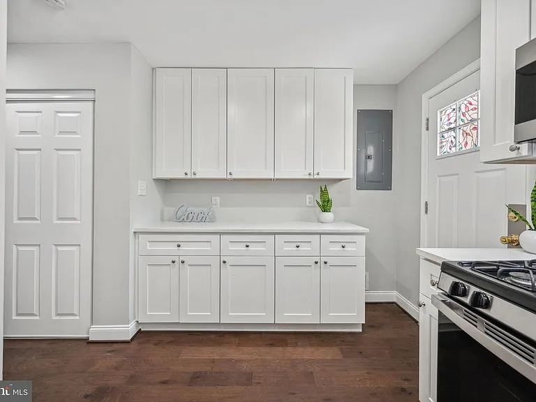 908 W Lombard St — Photo 5