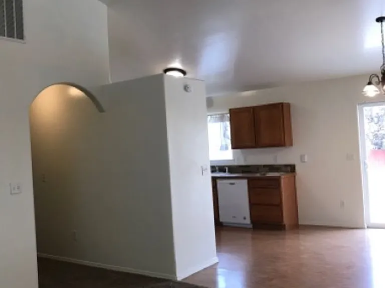 555 Parkwood Dr — Photo 4