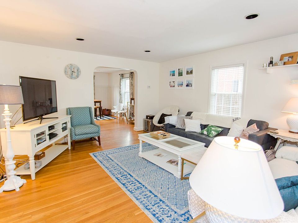 1st image of 978 Radcliffe Rd