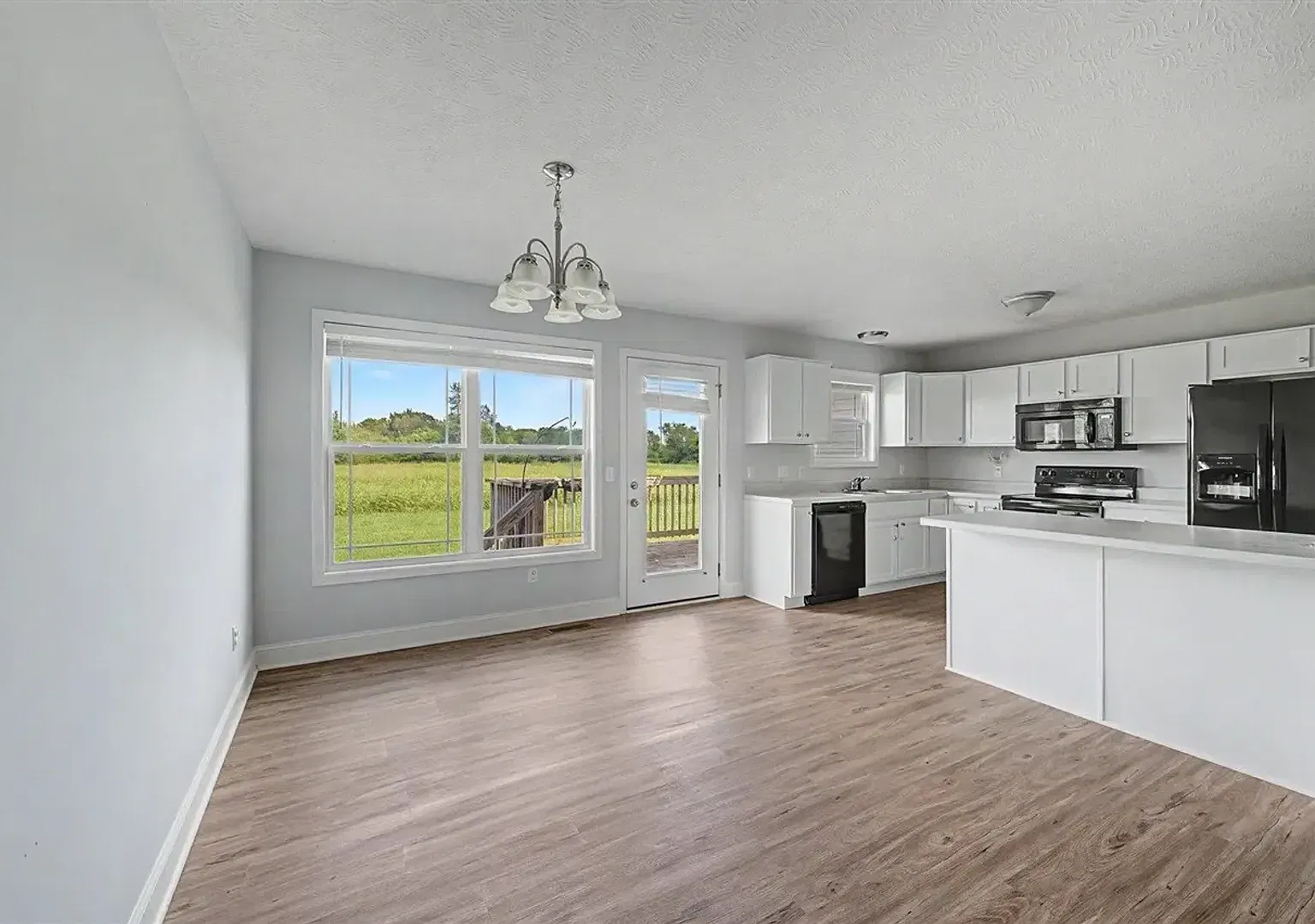 3 Bed/2 Bath Home with 2 Car Garage — Photo 4