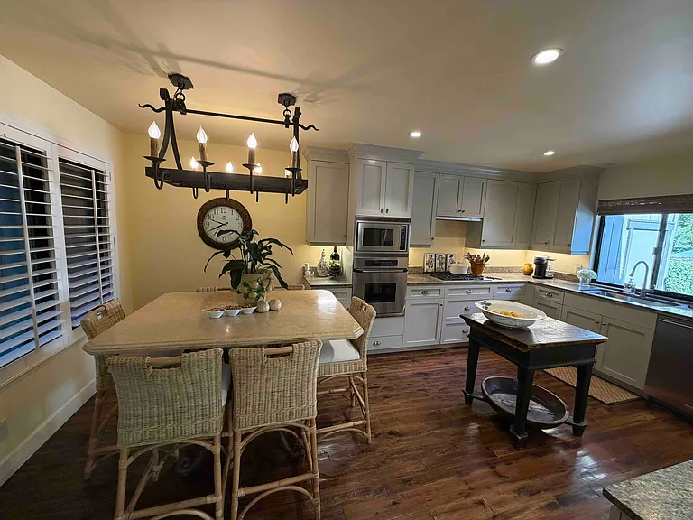 1252 Sharon Park Dr — Photo 3