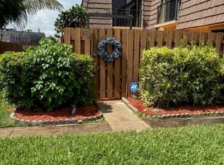 964 Springdale Cir, Palm Springs, FL 33461