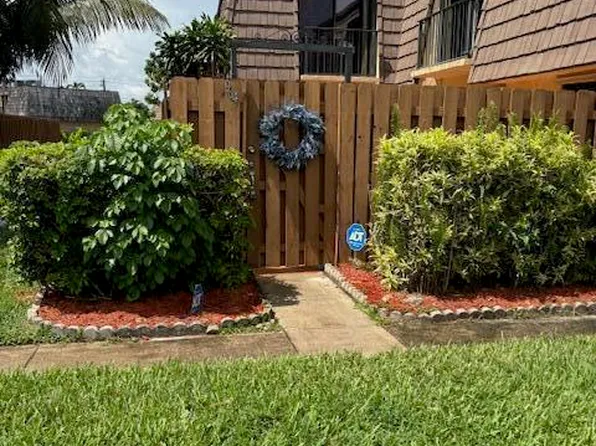 964 Springdale Circle, Palm Springs, FL 33461