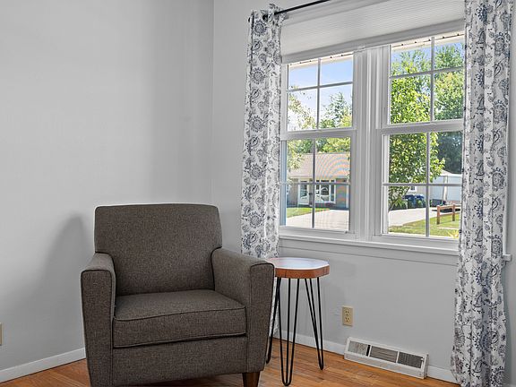 4th image of 407 Fairlane Ave