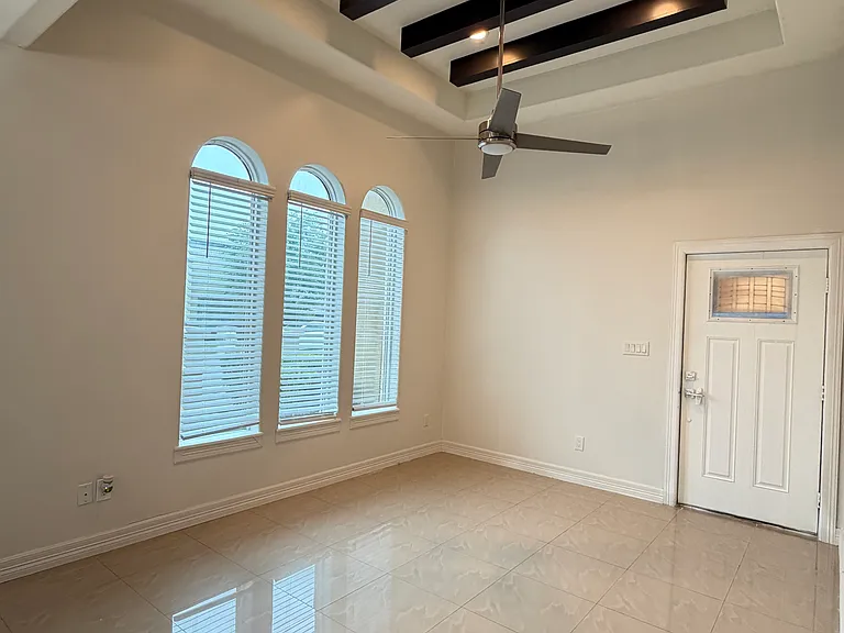 4627 N Dogwood St — Photo 7