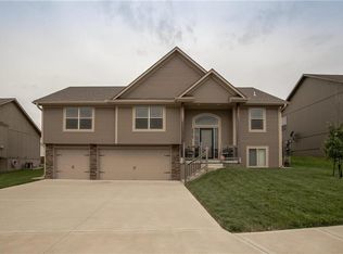 2018 NW Hedgewood Dr, Grain Valley, MO 64029