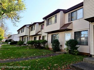 34 Raily Ct, Staten Island, NY 10312